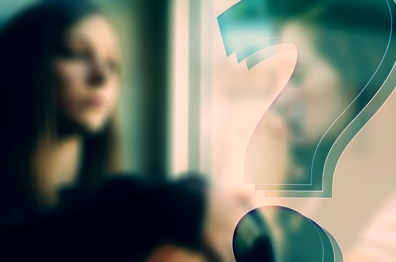Une femme se posant des questions